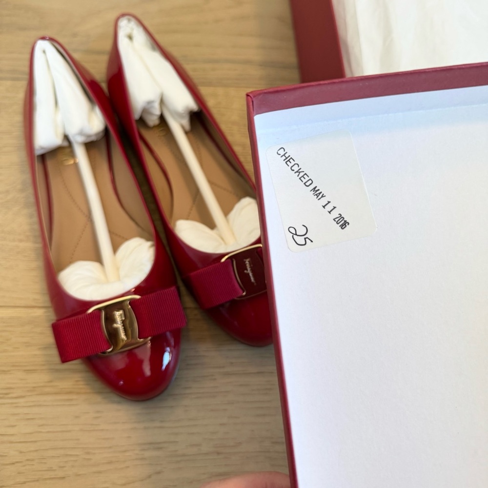 NIB Salvatore Ferragamo Varina Flats in Patent Red - Picture 3 of 4